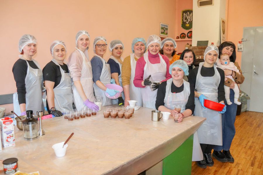 Кожен день в приміщенні організації кипить робота, кожен член робить особистий внесок у перемогу