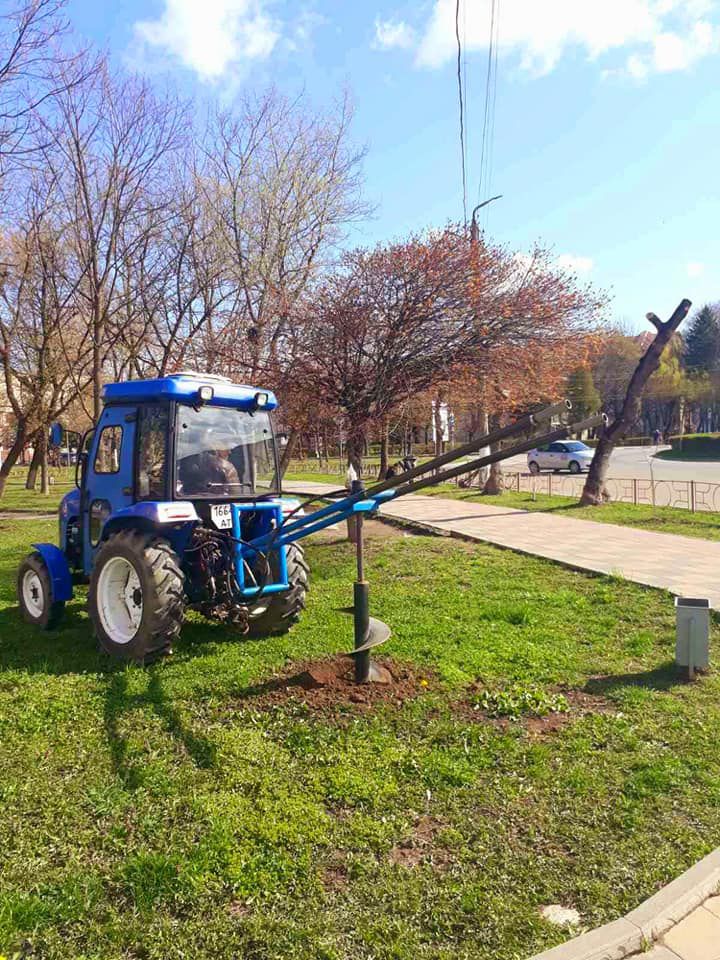 У Калуші розпочали ямковий ремонт доріг та висаджування квітів, кущів