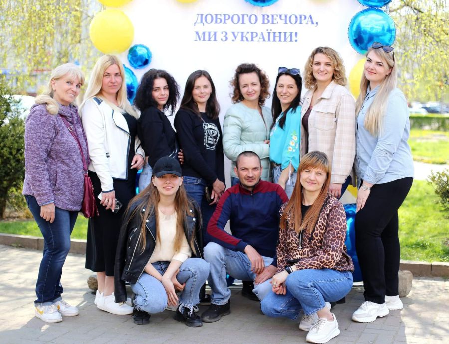 Учасники ярмарку біля патріотичної фотозони. Фото: Марічка Каназирська/Facebook