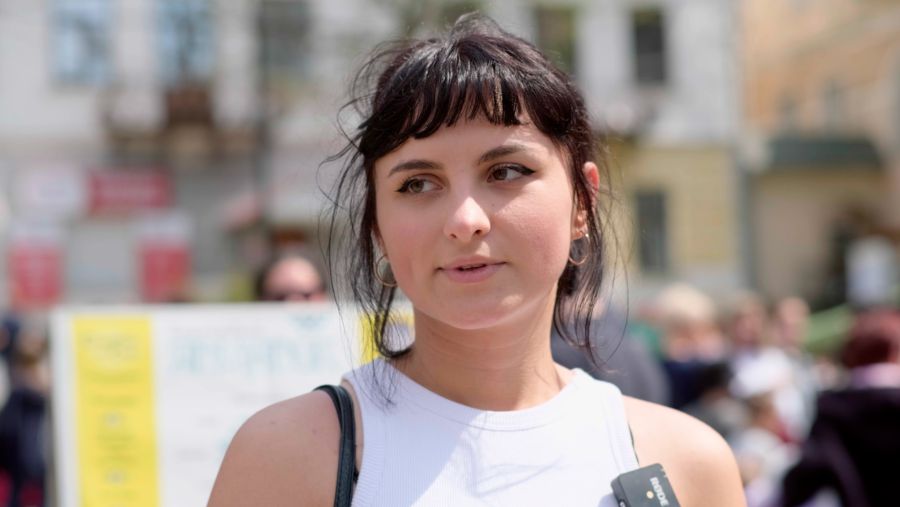 Мисткиня намалювала українку, яка збила дрон, у національному вбранні та з банкою огірків