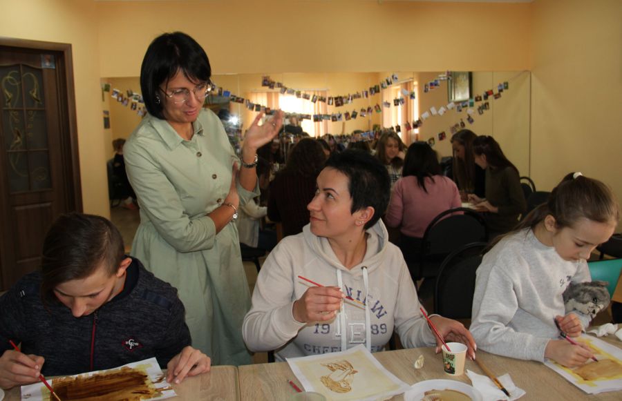 Психологиня Оксана Кулик проводить заняття для підлітків та їхніх батьків. Фото: Надія Шлемкевич/Facebook