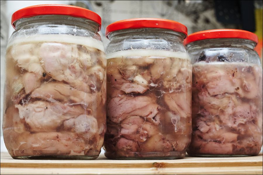 Ілюстроване фото. Епідеміологи не радять купувати консерви на стихійних ринках