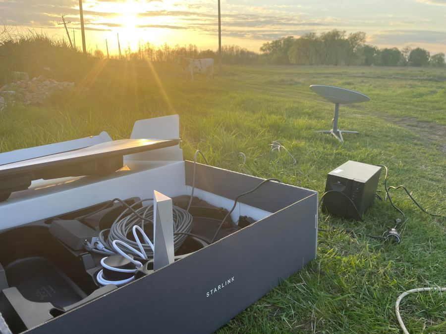 За допомогою Starlink провайдери швидко відновлюють доступ до інтернету в обстріляних селах.