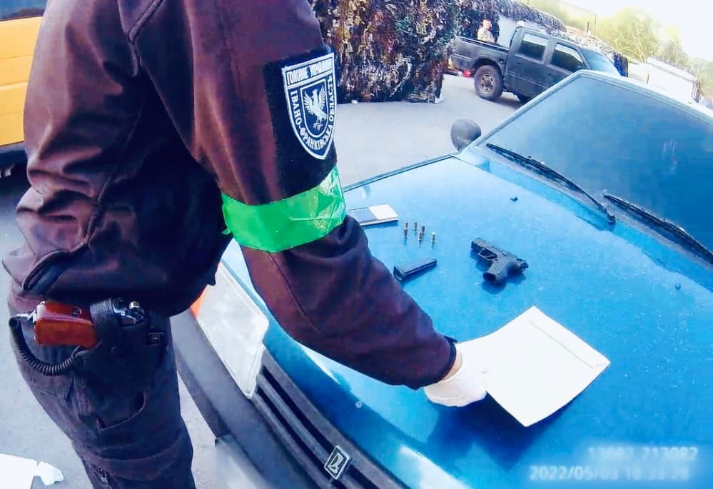 Чоловік не мав при собі документів на зброю.