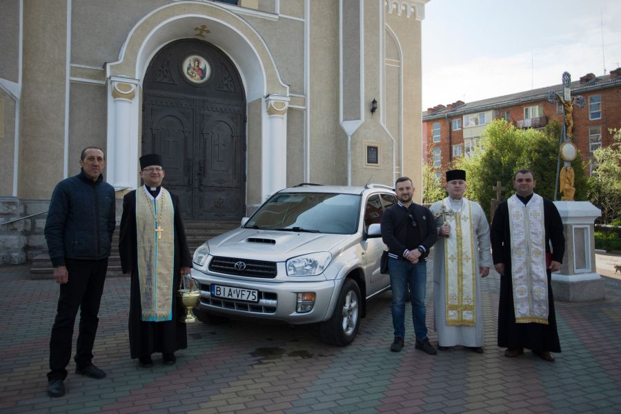 Адміністратор храму висловив подяку всім меценатам, які долучилися до придбання позашляховика