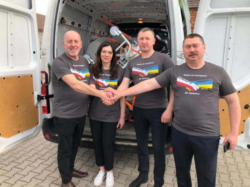 З Ополє привезли у якості благодійної допомоги два операційні столи та операційну лампу