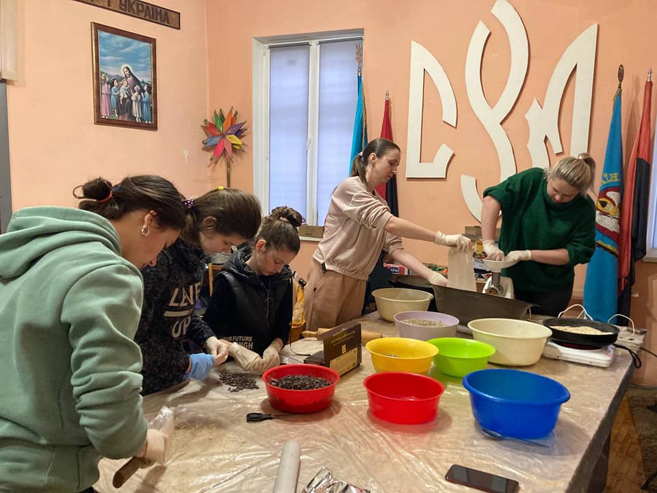 Щоб батончики надійшли до військових свіжими, СУМівці просять допомогти придбати вакууматор