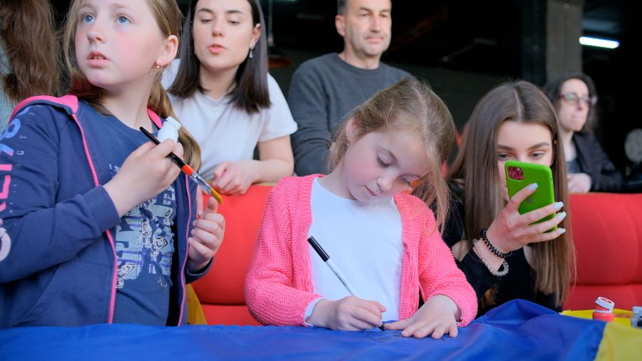 Ідею підхопили небайдужі люди, які посприяли у придбанні прапорів і фарб