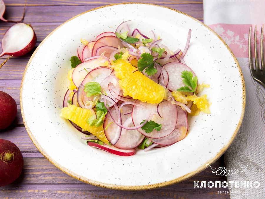 З апельсина виріжте філе, щоб в салат потрапила тільки м'якоть без плівок