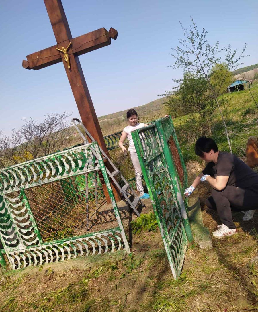 Дубовий хрест встановлений, щоб чоловіки повернулися з війни