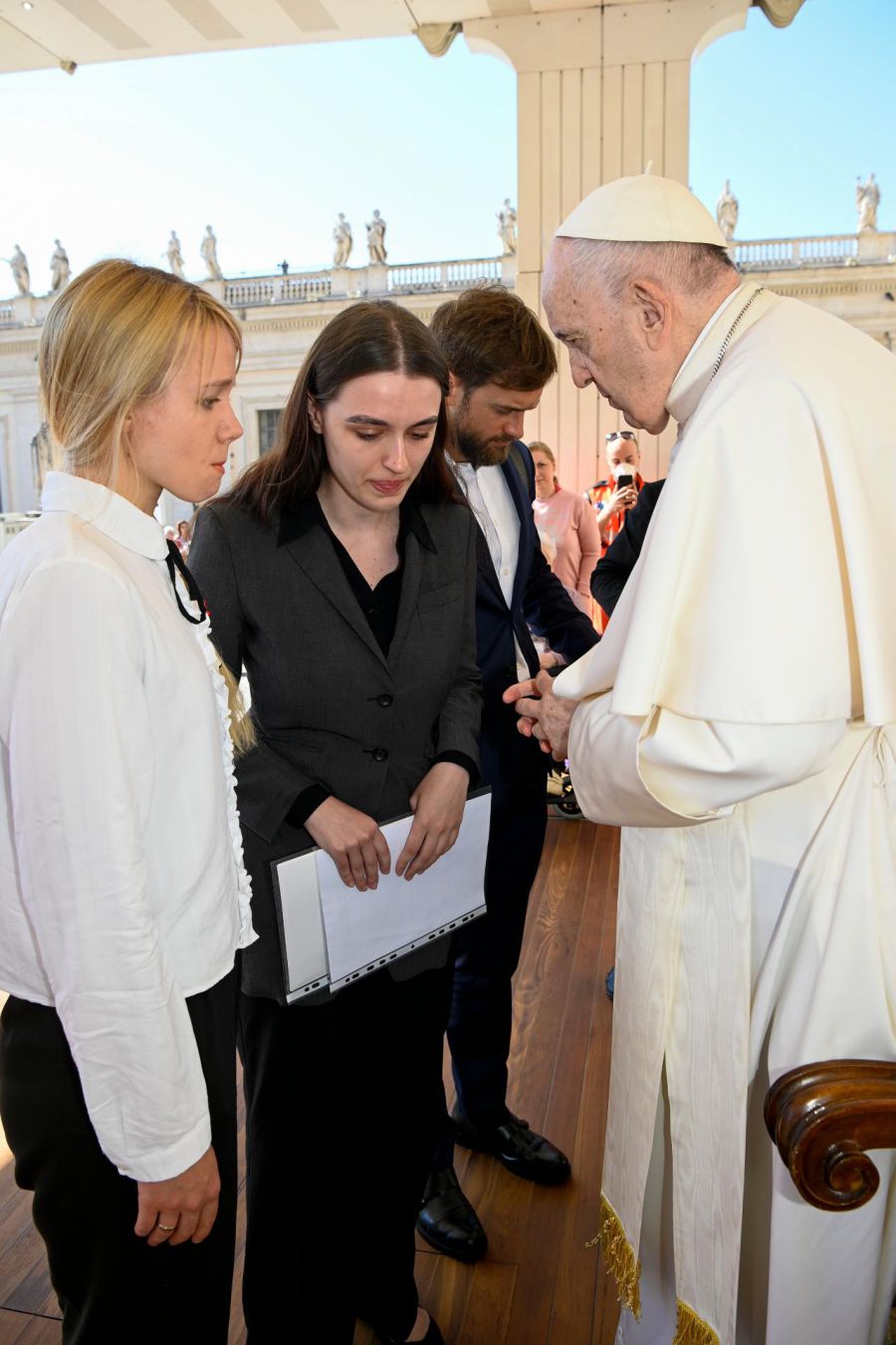 Дружи сподіваються, що ця зустріч дасть змогу врятувати життя їх чоловіків.