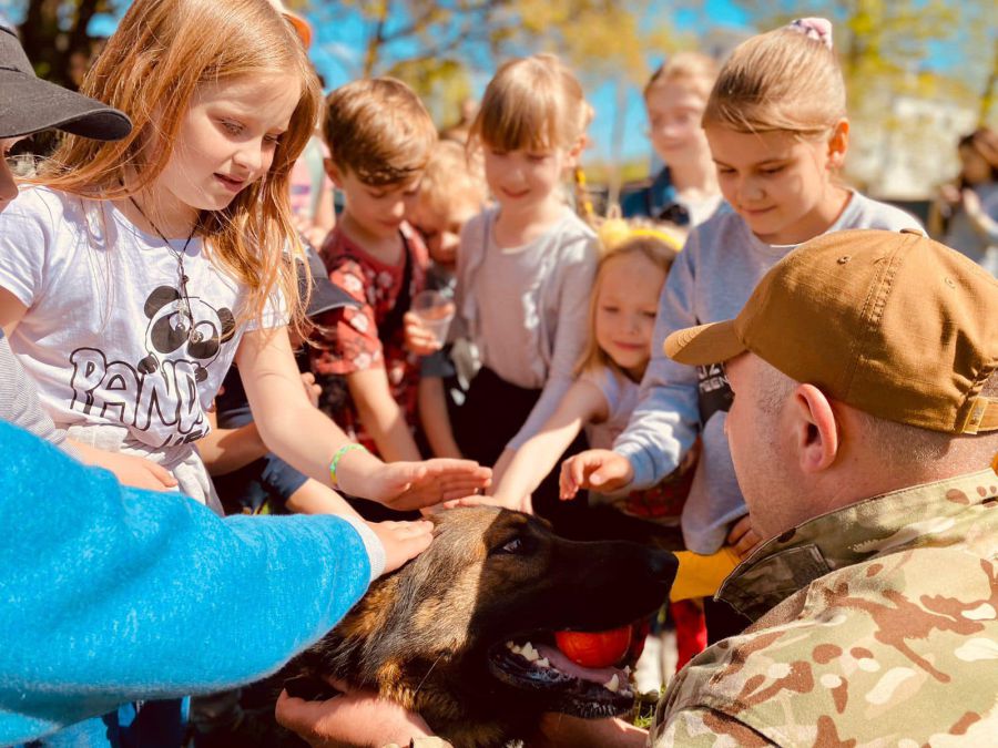 Дітки була в захваті від дійства. 