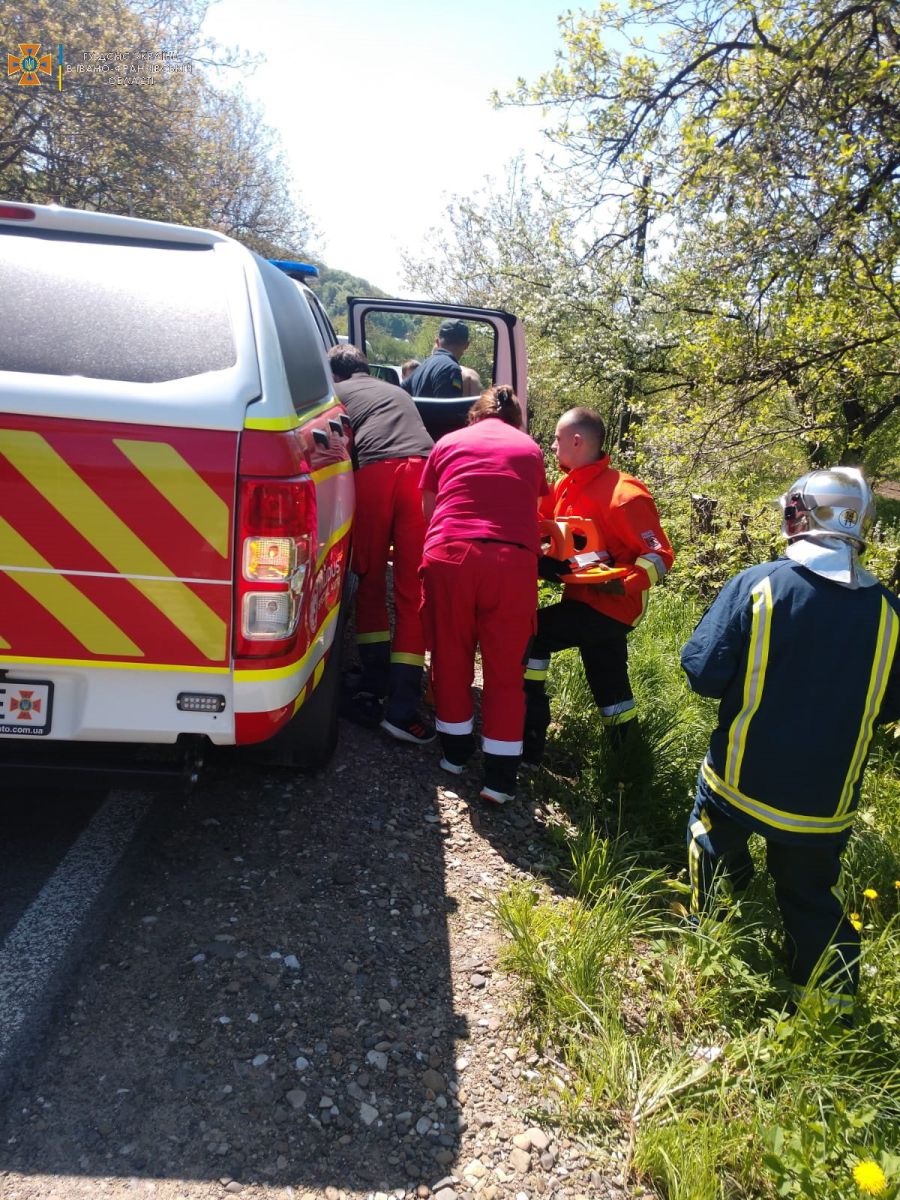 Працівники екстренної медичної допомоги транспортували хлопчика до лікарні.
