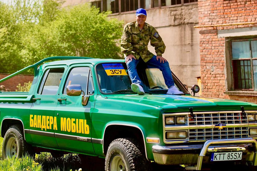 Сергій Катрич та його друзі відправили десяту, ювілейну, автівку на передову