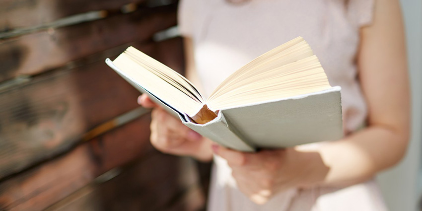 Ілюстроване фото. Окупанти ведуть війну і проти української літератури.