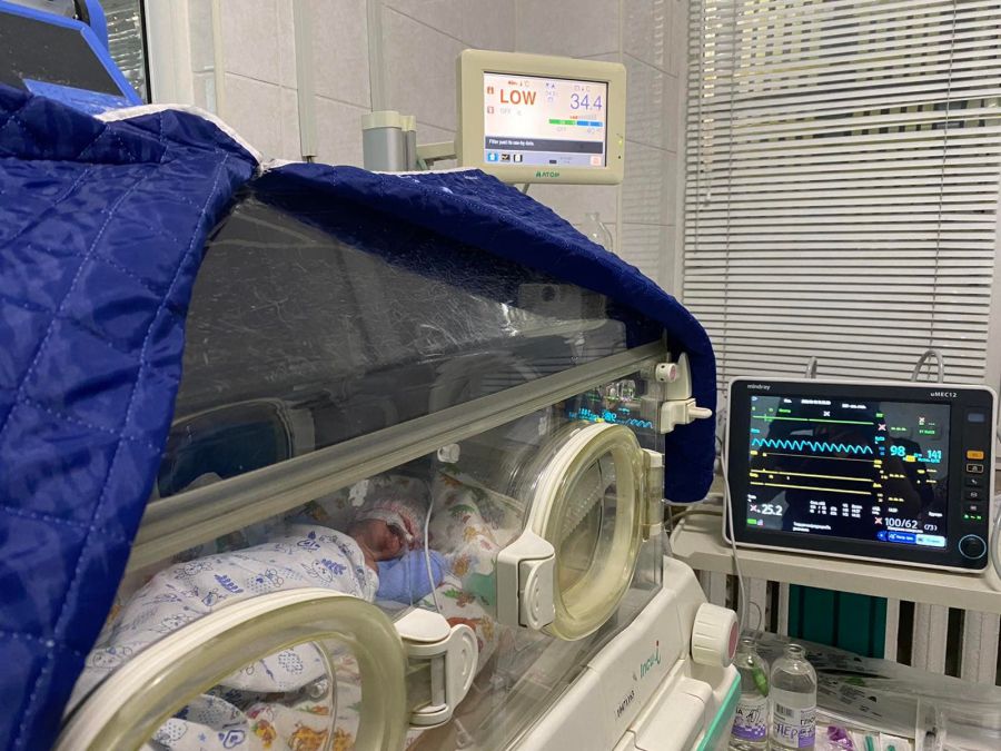 Медики ввели Анастасії дороговартісний препарат, який називають "штучні легені". Фото: Калуш пологовий будинок/Facebook