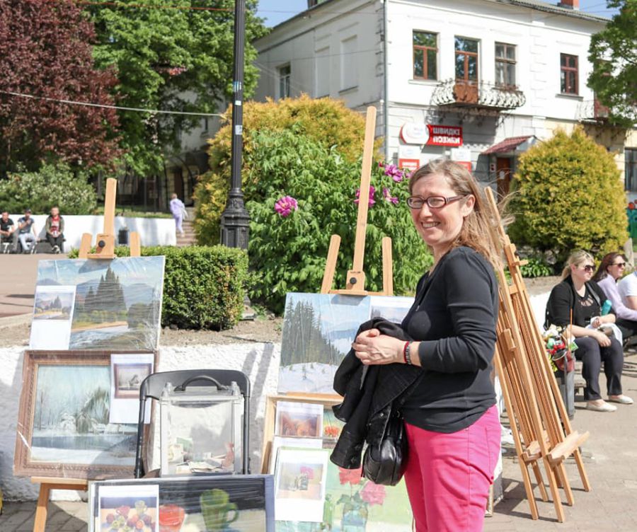 Роботи калуських митців можна було придбати за символічну ціну на площі Героїв