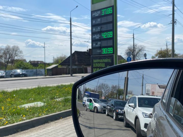 Ілюстроване фото. Влада просить АЗС обслуговувати водіїв громадського транспорту поза чергою