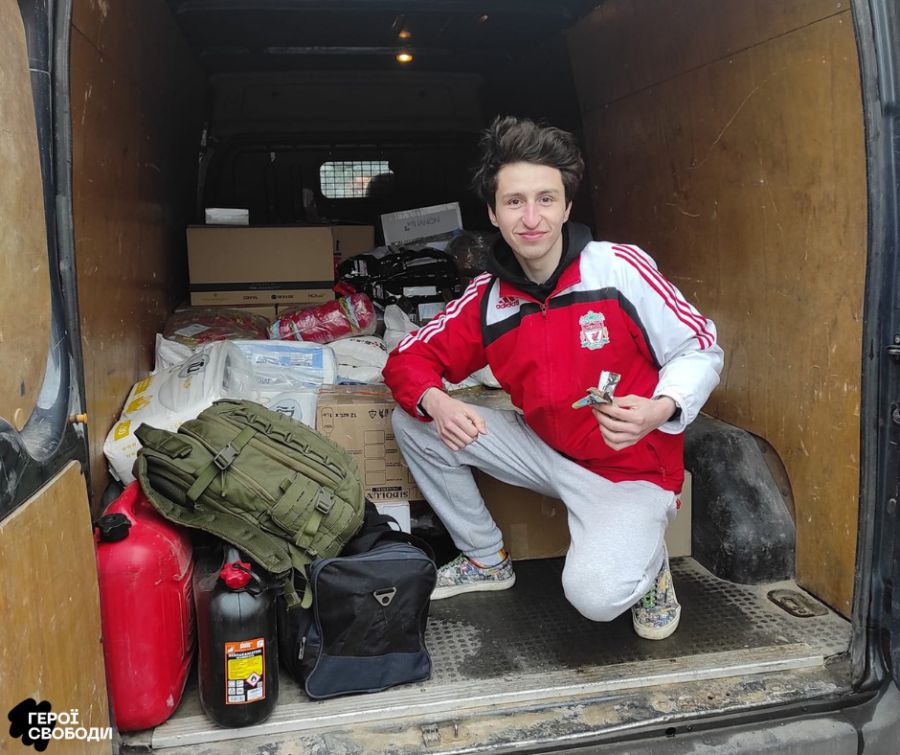 Волонтер запевняє, що вміти водити авто під час війни є дуже важливо.