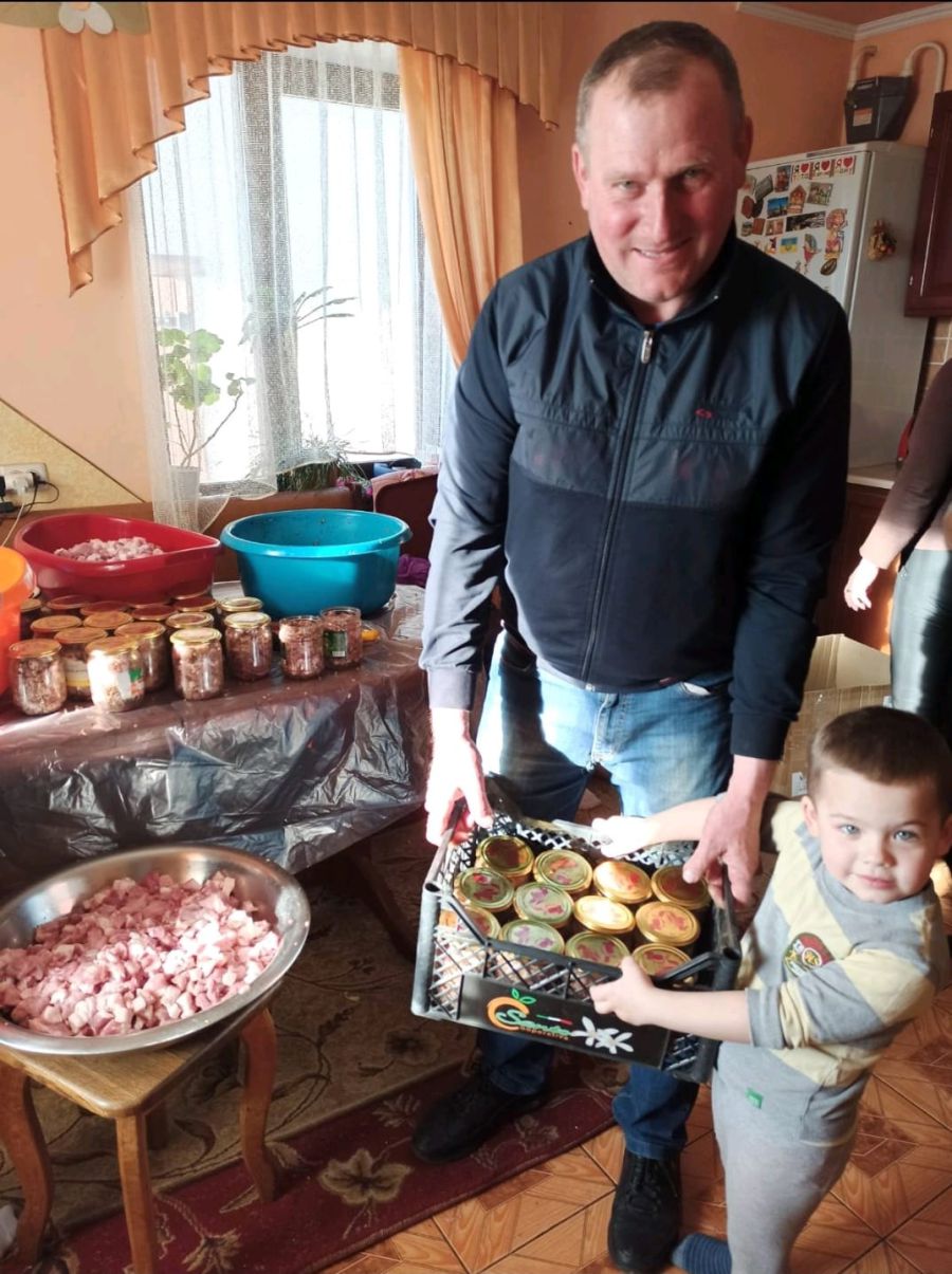 Усю продукцію жителі Копанок передали захисникам України на передову