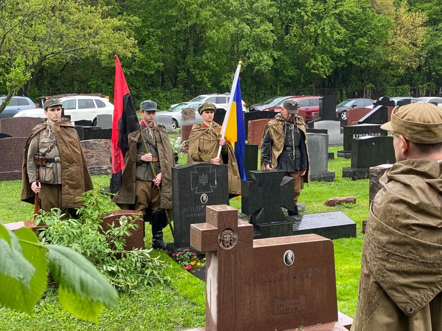 На могилі Олеся Бабія відремонтували надмогильний камінь. Фото: Orange Wave/Facebook