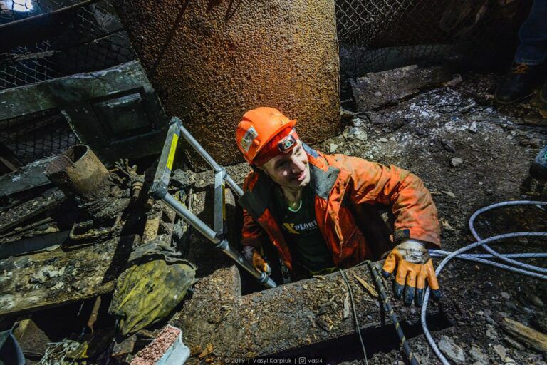 Спуск у ствол однієї з калуських шахт. Фото: Василь Карпюк