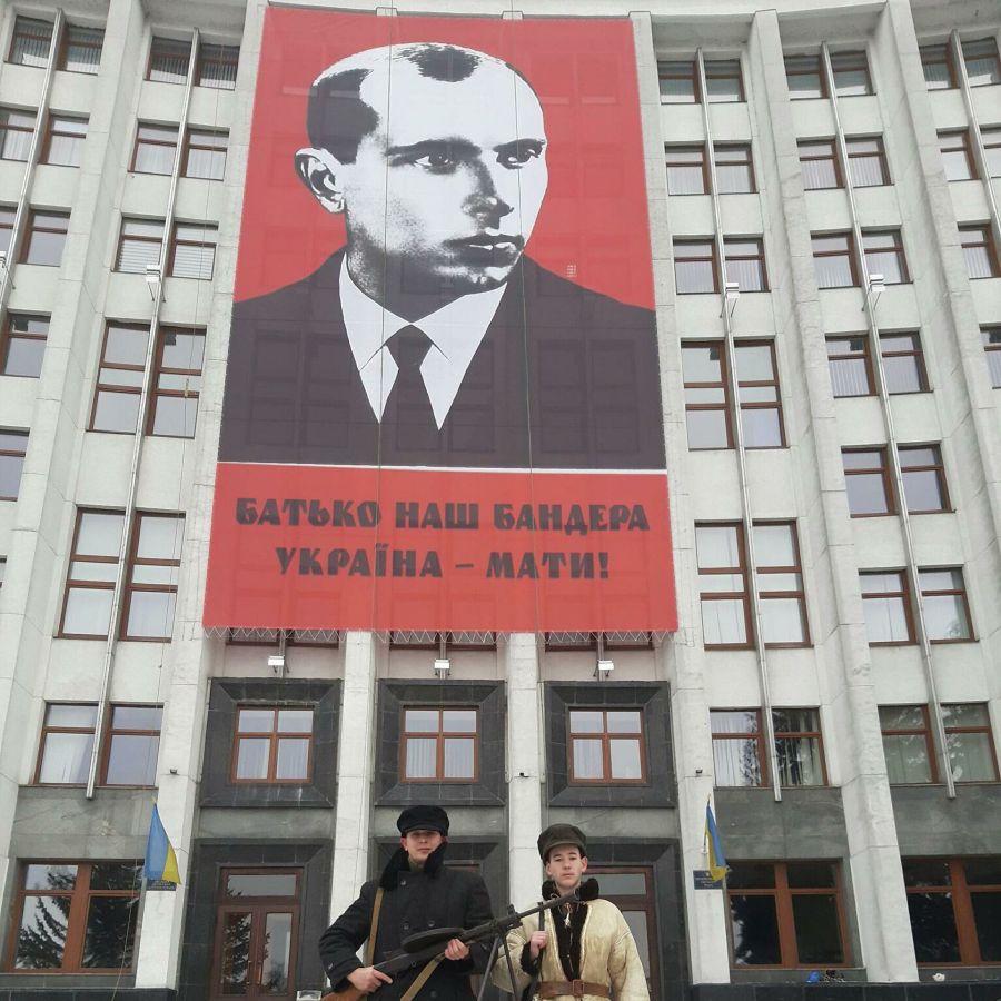 Ілюстроване фото. 19-річний агітатор за "русский мир" має вивчити пісню "Батько наш Бандера, Україна мати"