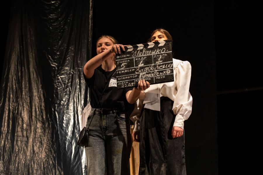Події вистави начебто відбуваються на кіностудії. Фото: Ірина Деркач