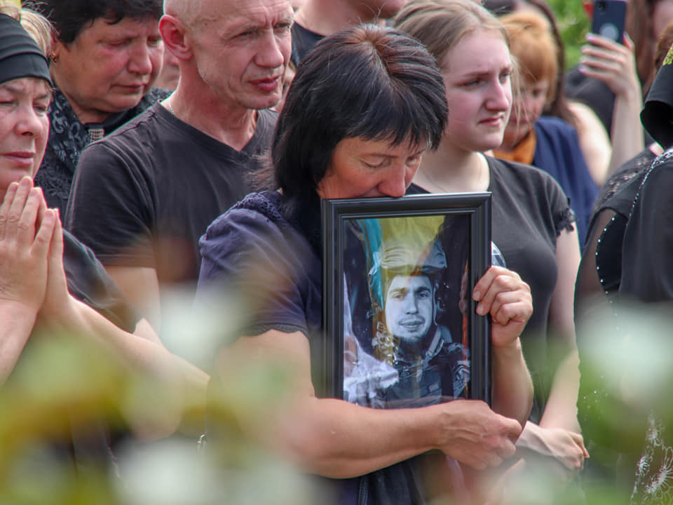 У скорботі залишилися батьки, дружина і синочок загиблого Героя. Фото: Андрій Найда/Facebook