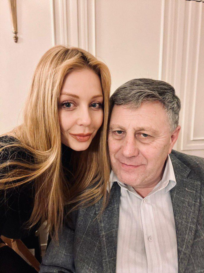 Батьку Тіни Кароль 67 роки.