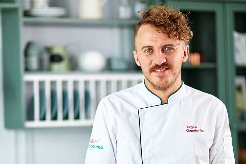 У кухаря є більше 350 рецептів приготування борщу.