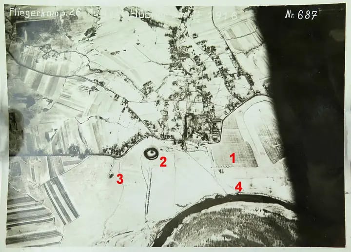 На світлині під №1 — аеродром, №2 — млин, №3 — замок (фільварок), №4 — русло Лімниці