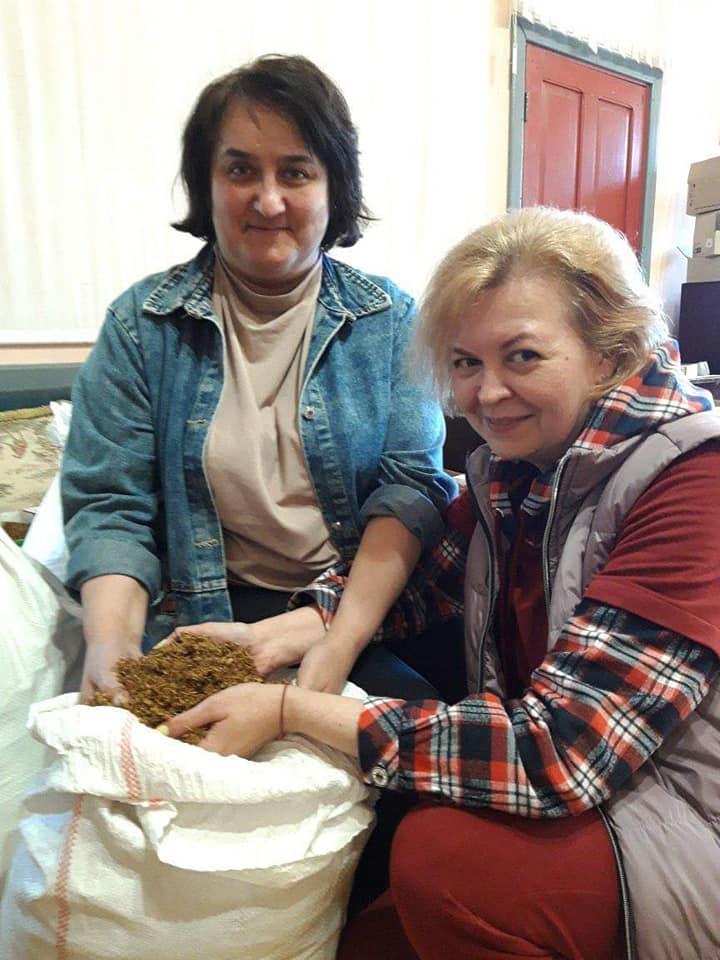 Тютюн і гільзи швидко закінчуються, кажуть волонтерки, адже військові замовляють часто і багато