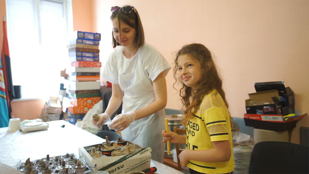 На свічках можна зробити чай, каву. А якщо взяти дві-три свічки, то і зварити борщ, і запарити "мівіну"