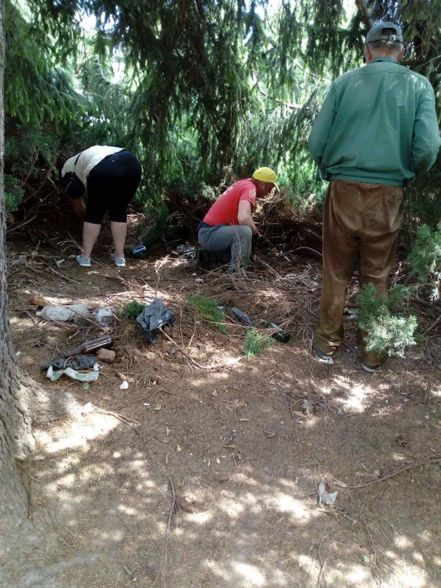 Дехто клумбу на площі Героїв використовував як громадську вбиральню