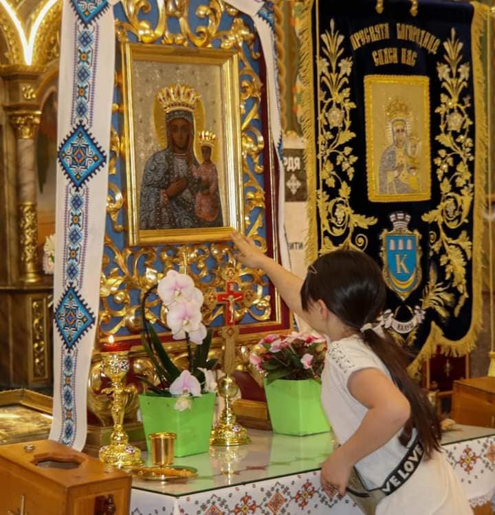 Калушани просили на Богослужінні миру, перемоги і захисту для бійців. Фото: Міська рада