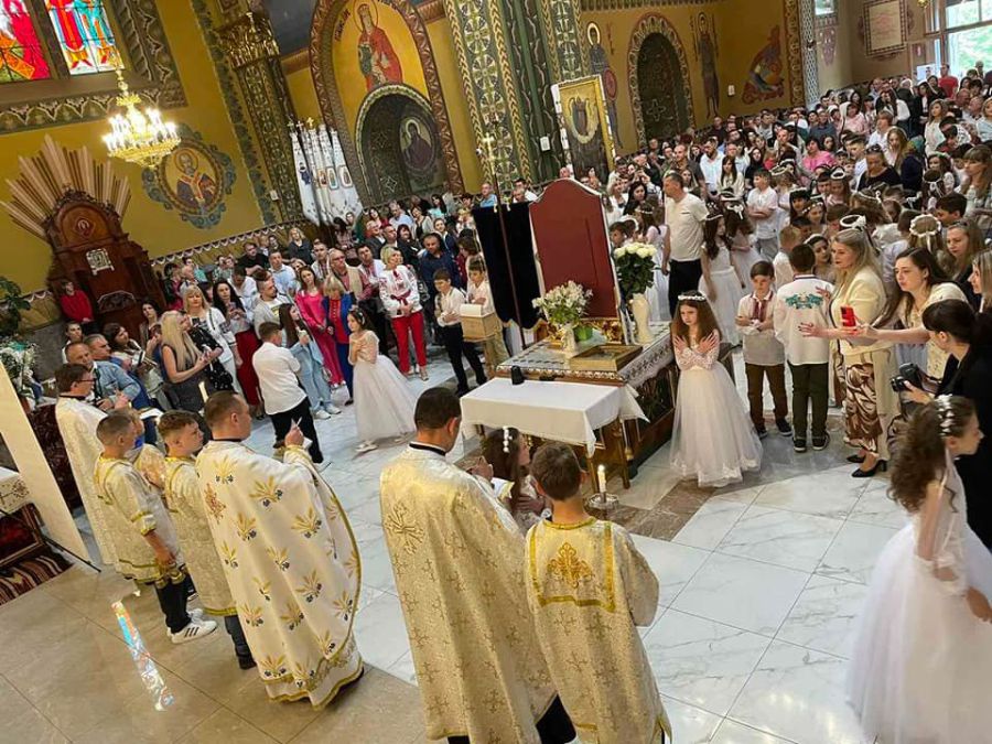 Десятки дітей прийшли до храму разом зі своїми рідними. Фото: Ярослав Чопанюк