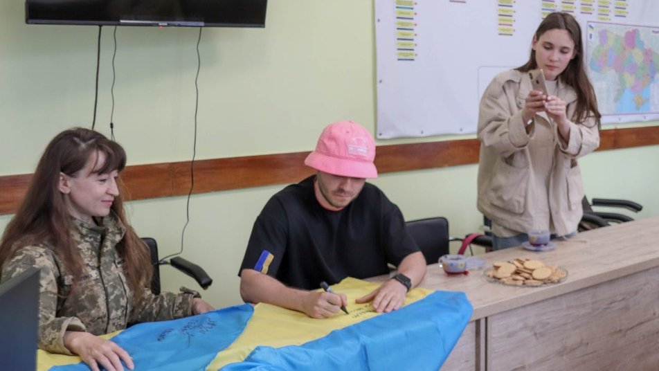 Продаватимуть волонтери ще й два різновиди поштових марок із зображенням російського корабля