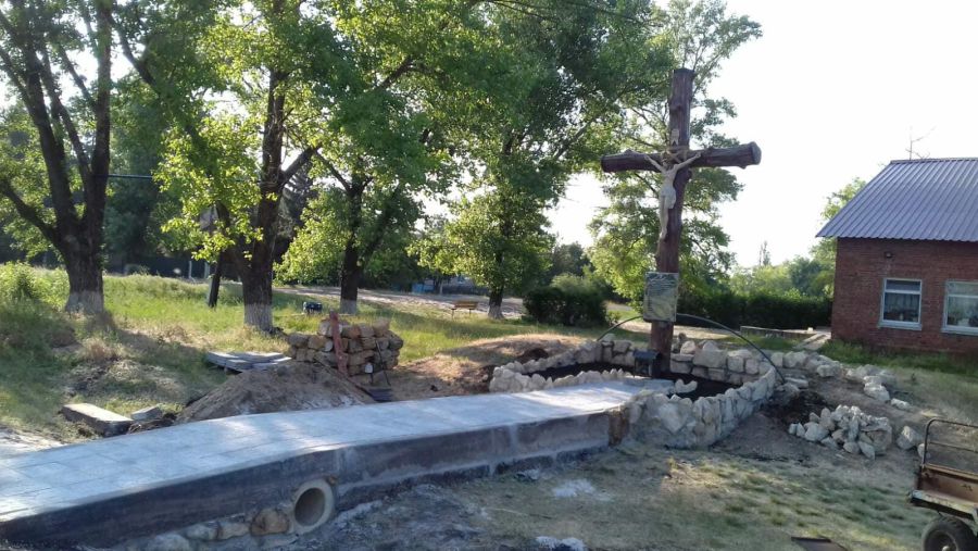 Місцеві люди вже почали ходити до Хреста з молитвою. Фото: Назарій Іванів