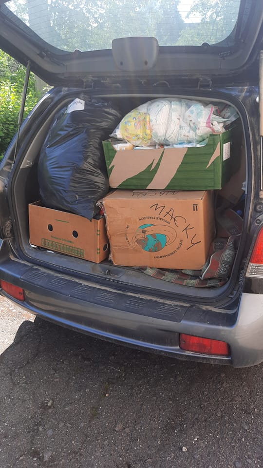 Калушани передали медикаменти, простирадла, які відштовхують воду, та памперси