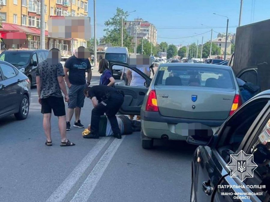 Поліцейський викликав "швидку", а сам одразу став надавати водієві домедичну допомогу