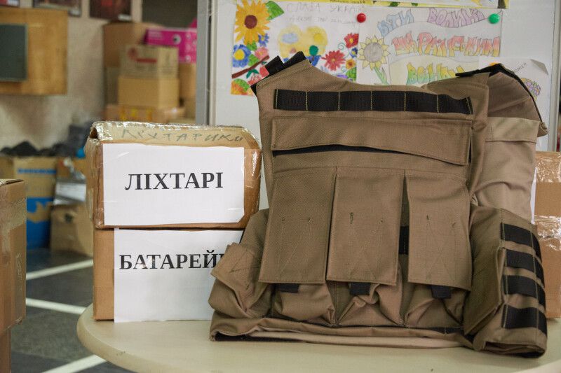 Ілюстроване фото. Чоловік продав благодійному фонду  понад 60 рацій, 18 біноклів, 2 тепловізори, зарядні пристрої