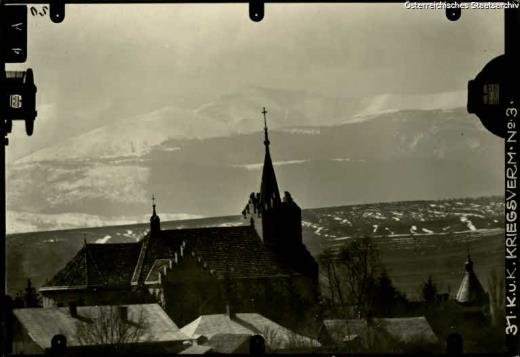 На архівних фото видно куполи хрести римо-католицького костелу святого Валентина