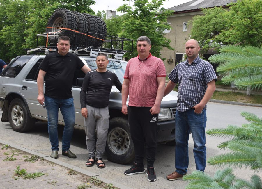Днями підприємці відправили нашим воїнам на передову позашляховик "Опель Фронтера". Фото: Роман Клим
