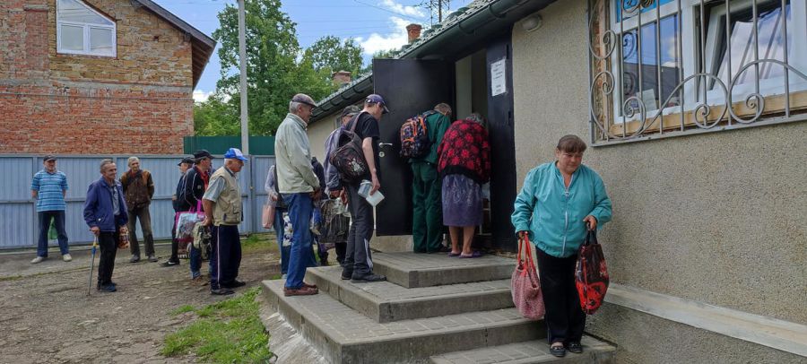Щодня опівдні з 12:00 до 13:00, окрім суботи і неділі, тут обідають сотні калушан. Фото: Ярослав Чопанюк