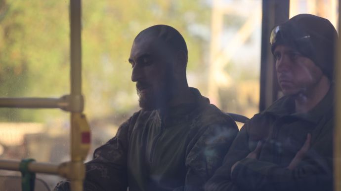 Українські захисники "Азовсталі" їдуть в автобусі окупантів до Оленівки 17 травня. Фото: Getty Images