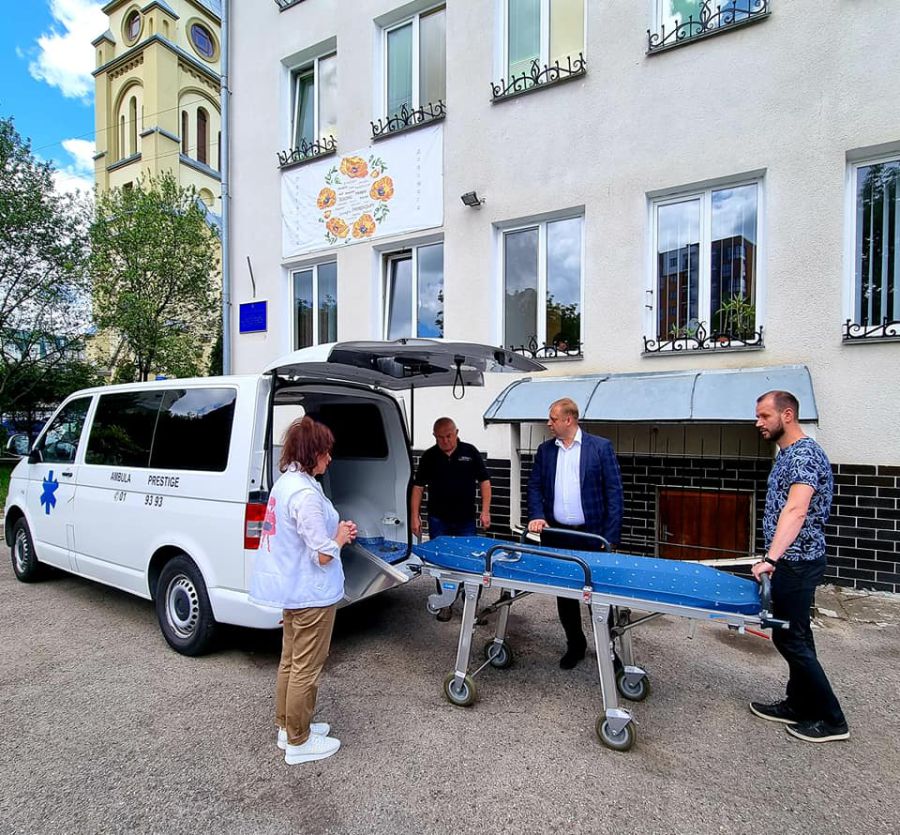 Карета швидкої допомоги має мобільні ноші для перевезення лежачих хворих та місце для супроводжуючого