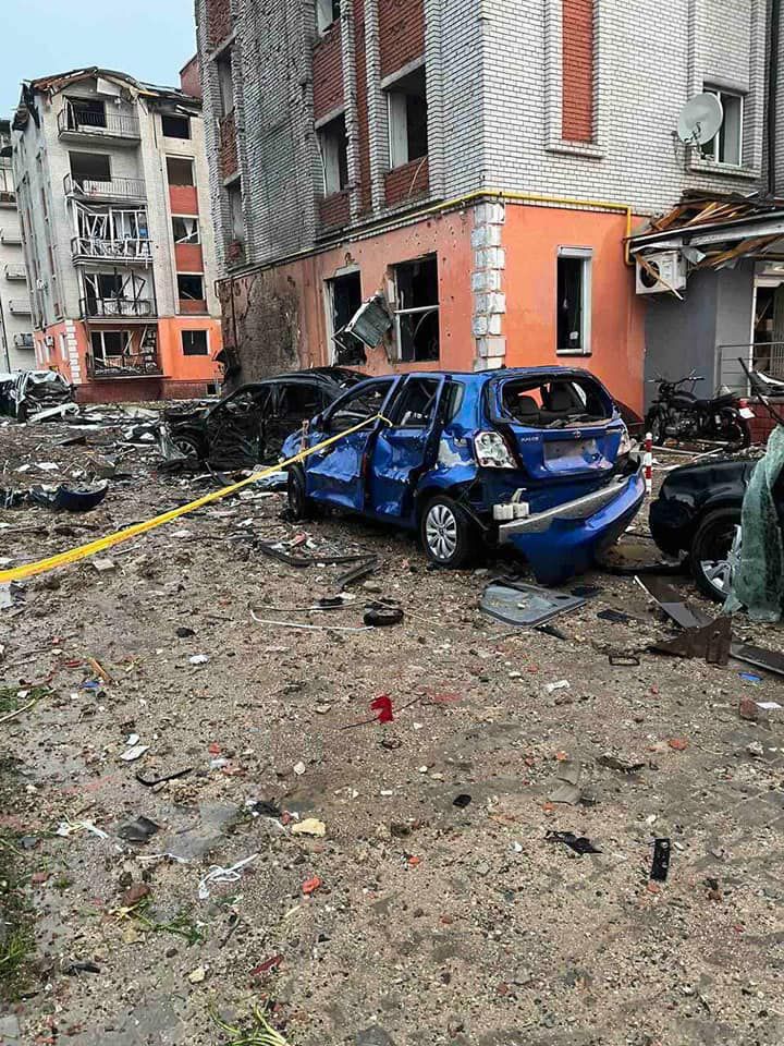 У результаті ракетного обстрілу частково зруйнований один військовий об'єкт та чотири п'ятиповерхові житлові будинки