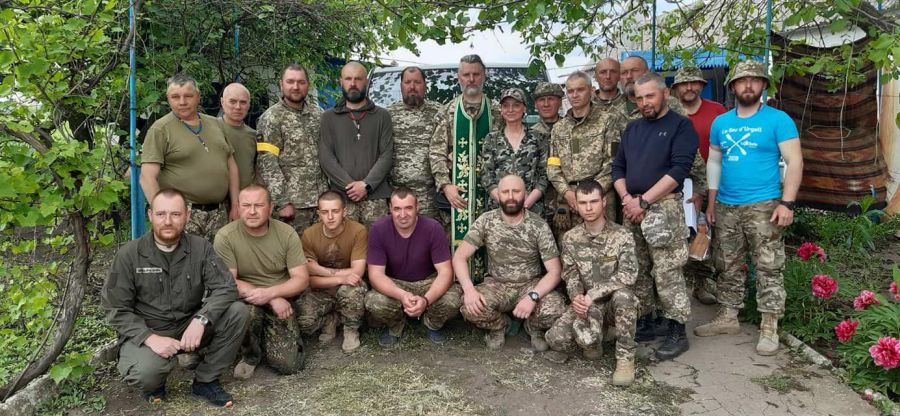 Капелан о. Федір Мороз на передовій із захисниками України з Калуша. 2022 рік