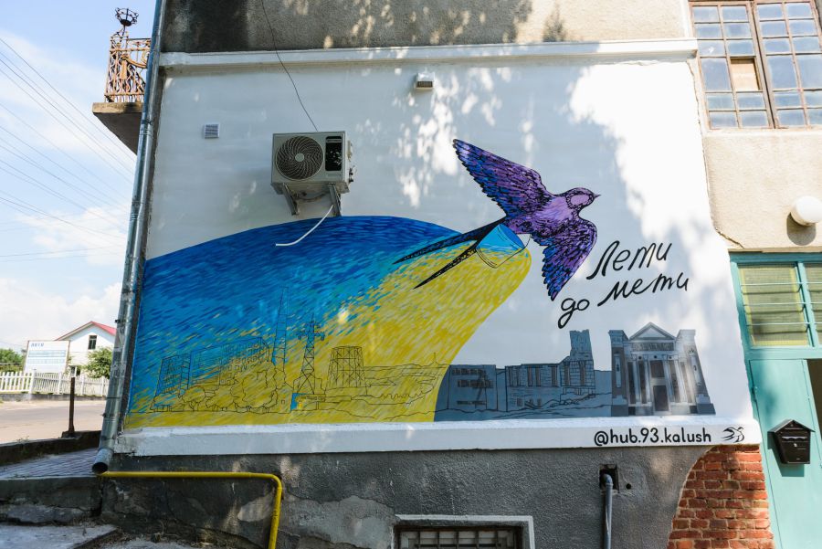 Волонтери мають надію, що мурал вдихне життя у сіру будівлю на вулиці Грушевського